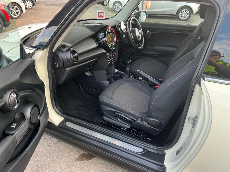 MINI HATCH